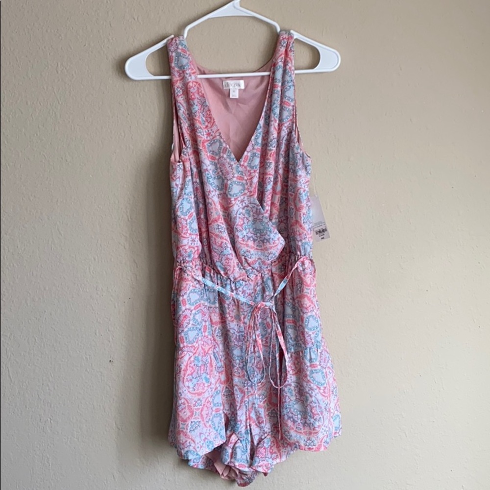 Decree adorable romper with string belt. NWT. XL